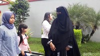 Ini adalah kunjungan pertama Safeea menjenguk ayahnya di Rutan Klas I Surabaya yang berlokasi di Medaeng Sidoarjo.  Foto: Hilda Meilisa Rinanda/ detikHOT