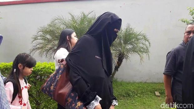 Mulan saat menjenguk Dhani di Rutan Medaeng