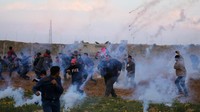 Sebelumnya, sekitar 8.000 warga Palestina berdemonstrasi di sepanjang titik perbatasan Gaza. REUTERS/Ibraheem Abu Mustafa.
