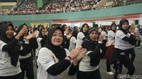 Lihat deh, ibu-ibu ini lagi nostalgia mengenang senam yang rutin mereka lakukan jaman dulu. (Foto: Khadijah Nur Azizah/detikHealth)