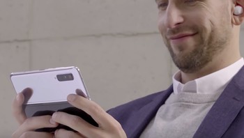 Menggunakan Galaxy Fold yang dipadukan dengan earphone nirkabel Galaxy Buds. Foto: YouTube Samsung