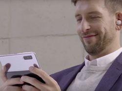 Menggenggam dan Mengoperasikan Ponsel Layar Lipat Galaxy Fold