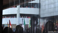 Para penonton menyaksikan atraksi-atraksi yang disajikan di festival tersebut.