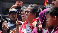 Para penonton terpukau oleh atraksi para tatung. 