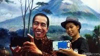 Pengunjung pun sangat senang bisa selfie bareng Presiden Jokowi. Meskipun cuma lukisannya saja, tapi itu sudah cukup mengobati akan kerinduan dengan orang nomor 1 di Indonesia ini (Eko Susanto/detikTravel)  