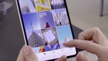 Ketika dibentangkan menjadi tablet, Galaxy Fold ukurannya 7,3 inch dan ada semacam notch yang memuat kamera. Foto: YouTube Samsung