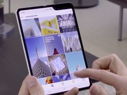 Menggenggam dan Mengoperasikan Ponsel Layar Lipat Galaxy Fold
