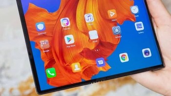 Ketika direntangkan, Mate X menjadi tablet dengan ukuran 8 inch. Foto: Huawei