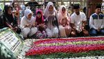 Momen Mulan Jameela Ziarah ke Makam Gus Dur