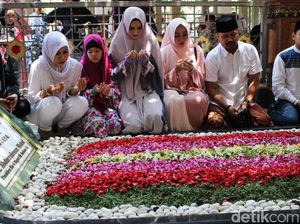 Momen Mulan Jameela Ziarah ke Makam Gus Dur