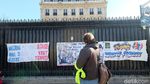 Foto: Saat Arc de Triomphe Diserbu Si Rompi Kuning