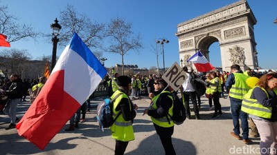 Foto: Saat Arc de Triomphe Diserbu Si Rompi Kuning