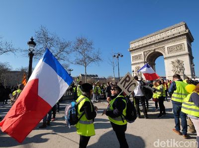 Foto: Saat Arc de Triomphe Diserbu Si Rompi Kuning