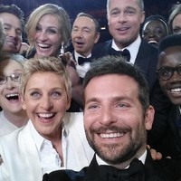 Masih dengan aksi kocak Ellen DeGeneres di Oscars 2014, kali ini dia mengajak para selebriti papan atas berfoto selfie. Sebuah momen langka ketika Bradley Cooper, Ellen DeGeneres, Julia Roberts, Angelina Jolie, Meryl Streep hingga Jared Leto berada dalam satu frame. Foto ini pun jadi selfie terpopuler di media sosial saat diunggah Ellen ke Twitter. Foto: dok. Getty Images