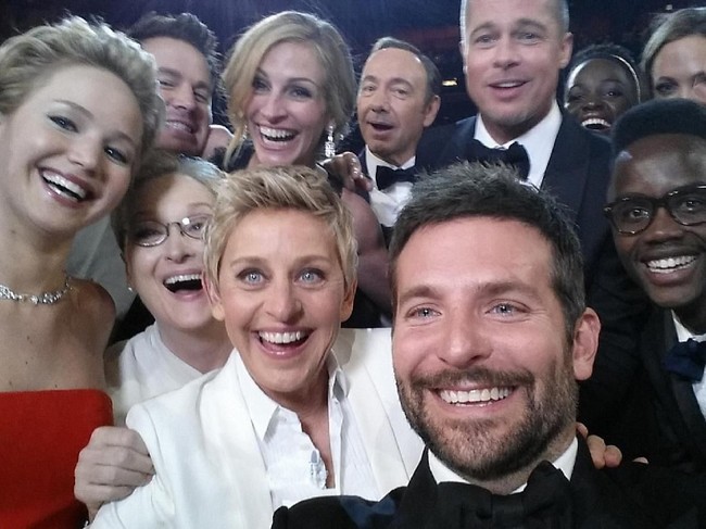 Masih dengan aksi kocak Ellen DeGeneres di Oscars 2014, kali ini dia mengajak para selebriti papan atas berfoto selfie. Sebuah momen langka ketika Bradley Cooper, Ellen DeGeneres, Julia Roberts, Angelina Jolie, Meryl Streep hingga Jared Leto berada dalam satu frame. Foto ini pun jadi selfie terpopuler di media sosial saat diunggah Ellen ke Twitter. Foto: dok. Getty Images
