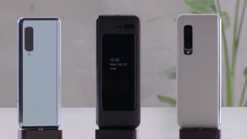Bentuknya cukup kecil saat dilipat dan menjadi seukuran tablet saat direntangkan. Sempat terkendala isu desain yang mudah rusak, Samsung melakukan perbaikan dan kini Galaxy Fold sudah dijual di beberapa wilayah. Foto: YouTube Samsung