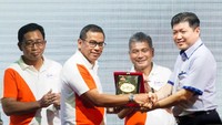 Direktur Utama BRI Agro, Agus Noorsanto menyerahkan Marketing Kit Aplikasi Pinang kepada Direktur Utama PT Sritek, Iwan Setiawan Lukminto yang mewakili 1000 karyawan PT Sritek yang hadir disana. Foto: dok. BRI