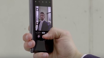 Begini tampilan saat menjepret selfie. Foto: YouTube Samsung