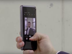 Menggenggam dan Mengoperasikan Ponsel Layar Lipat Galaxy Fold