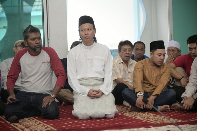 Banyak yang mengira suami Munirah bermata juling. Munirah pun menjelaskan bahwa itu semua hanya kebetulan. Foto: Twitter/LeMoon_Ice