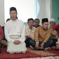 Banyak yang mengira suami Munirah bermata juling. Munirah pun menjelaskan bahwa itu semua hanya kebetulan. Foto: Twitter/LeMoon_Ice