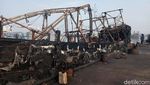 Potret Kapal-kapal Hangus Pasca Kebakaran di Muara Baru