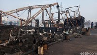 Diduga kebakaran ini disebabkan percikan api dari kapal yang sedang dilas. (Foto: Kebakaran kapal di Muara Baru/Zakia-detikcom)