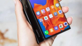 Penampakan bagian belakang dalam posisi terlipat, dengan layar 6,38 inch. Ada 3 kamera di bagian belakang yang juga dapat digunakan untuk mengambil foto selfie. Foto: Huawei