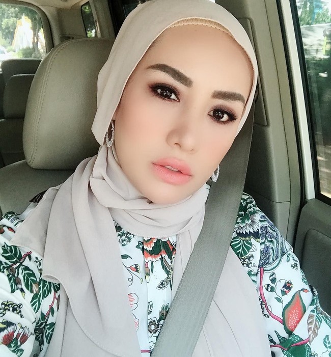Sebelum resmi melepas hijabnya. Shinta tampil dengan gaya hijab yang semakin terbuka, seperti memperlihatkan telinga dan anting-antingnya. Foto: Instagram/shintabachir86_real