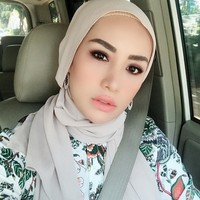 Sebelum resmi melepas hijabnya. Shinta tampil dengan gaya hijab yang semakin terbuka, seperti memperlihatkan telinga dan anting-antingnya. Foto: Instagram/shintabachir86_real