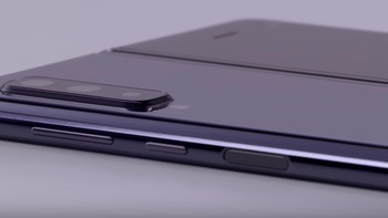 Galaxy Fold memiliki semacam engsel di bagian tengah. Foto: YouTube Samsung