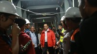Kedatangan Anies disambut sejumlah pekerja proyek tersebut. (Foto: dok. Instagram Anies Baswedan)