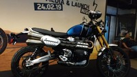 Diketahui, Scrambler 1200 XE dibekali mesin generasi terbaru dari Triumph Bonneville, yaitu mesin 1.200 cc dua silinder segaris, berpendingin cairan, delapan katup. Sehingga, motor mampu menyemburkan tenaga hingga 90 daya kuda pada 7.400 rpm, torsi maksimal 110 Nm 3.950 rpm.Di Indonesia, motor dibanderol Rp 545 juta off-the-road.Foto: Ridwan Arifin