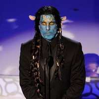 Ben Stiller tampil total saat membacakan nominasi Makeup Terbaik di Oscars 2010. Ia muncul dengan makeup a la Avatar berwarna biru, lengkap dengan rambut palsu dan buntut panjang yang melingkari tubuhnya. Tak lupa, telinga prostetik berujung lancip. Foto: dok. Getty Images