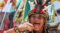 Tatung unjuk kebolehan untuk memeriahkan Festival Cap Go Meh.