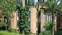 Rumah ini memadukan aliran surealisme, brutalisme, dan modernisme. Istimewa/Inhabitat.