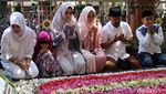 Momen Mulan Jameela Ziarah ke Makam Gus Dur