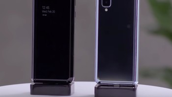 Penampakan bagian depan dan belakang Galaxy Fold. Bagian depan ada layar 4,6 inch dan satu kamera depan, sedangkan bagian belakangnya murni casing dengan tiga buah kamera.Foto: YouTube Samsung