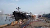 Pantauan detikcom di lokasi, Minggu (24/2/2019) terlihat petugas yang masih berupaya memadamkan api yang sempat kembali menyala. (Foto: Kebakaran kapal di Muara Baru-Zakia-detikcom).