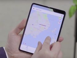 Menggenggam dan Mengoperasikan Ponsel Layar Lipat Galaxy Fold