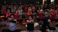 Mau sendiri boleh, bareng teman juga oke! Apalagi dipandu tiga jagoan yoga, Anjasmara, Fajar Penyoga, dan Hendri Take. (Foto: Khadijah Nur Azizah/detikHealth)