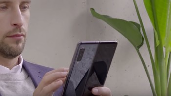Samsung mentenagai ponsel layar lipatnya ini dengan prosesor yang memiliki fabrikasi 7 nm dengan RAM 12 GB. Memori internalnya sangat lapang, yakni 512 GB.  Foto: YouTube Samsung