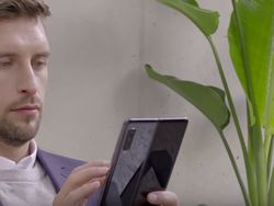 Menggenggam dan Mengoperasikan Ponsel Layar Lipat Galaxy Fold