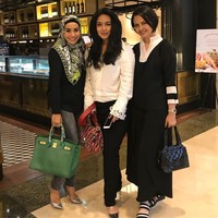 Tahun 2017 ia memutuskan untuk melepas hijabnya. Namun di 2018, ia kembali memakai hijab saat dikabarkan akan dipersunting anggota DPRD Idham Masse. Foto: Instagram/shintabachir86_real