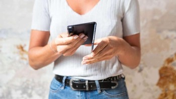 Sedangkan membuka Huawei Mate X dengan merentangkannya seperti ini, dengan pegangan di sisinya. Foto: Huawei