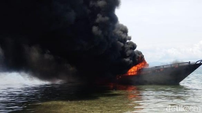 Kapal KM Saudara Sejati yang berlabuh di tepi pantai sekitar Negeri Wakal, Kabupaten Maluku Tengah, Maluku.