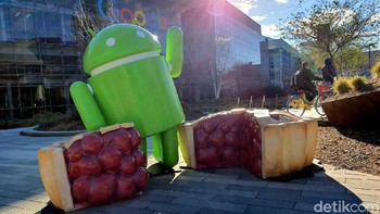 Lihat potret patung Android 9 Pie yang disinari Matahari. Foto: Imron Rosyadi/detikinet