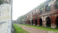 Benteng ini berdampingan dengan Lembaga Pemasyarakatan Kelas II Ambarawa, Kabupaten Semarang. Jadi jangan heran kalau di sekitar benteng ini ada banyak aparat. (Aji Kusuma/detikTravel)