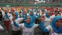 Nggak cuman gerakannya yang kompak, dari warna jilbab pun matching! (Foto: Khadijah Nur Azizah/detikHealth)