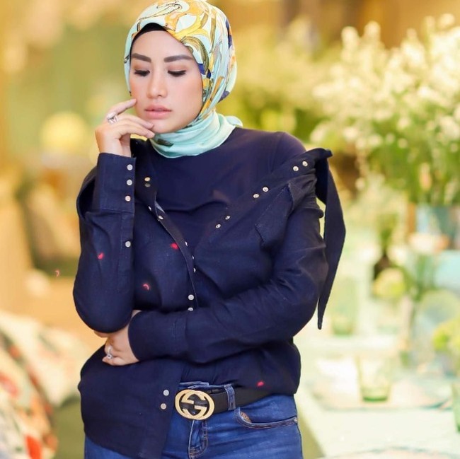 Gaya hijab yang sering ia pilih adalah hijag segi empat berbahan satin. Seperti hijab bercorak ini  Foto: Instagram/shintabachir86_real
